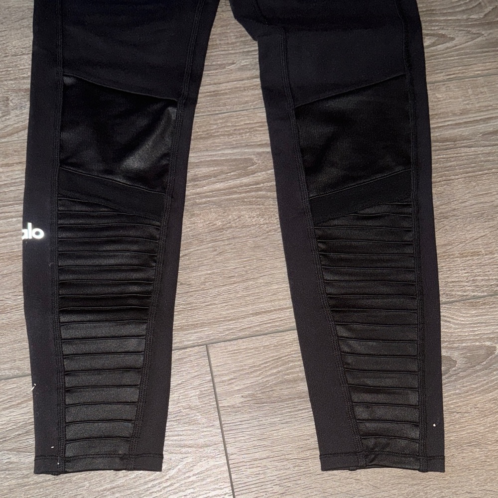 Alo Yoga High-Waisted Leggings with Moto Detailing - Picture 4 of 5